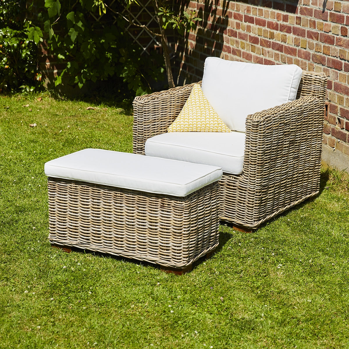 10211C-fauteuil_de_jardin_en_kubu_naturel_avec_pouf-01.jpg