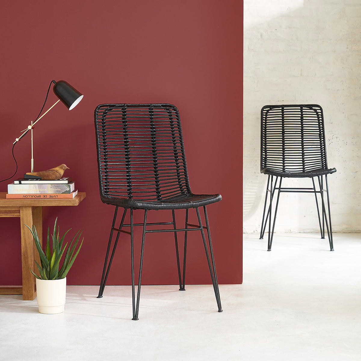 1072B-lot_de_2_chaises_en_rotin_et_metal_noires-01.jpg