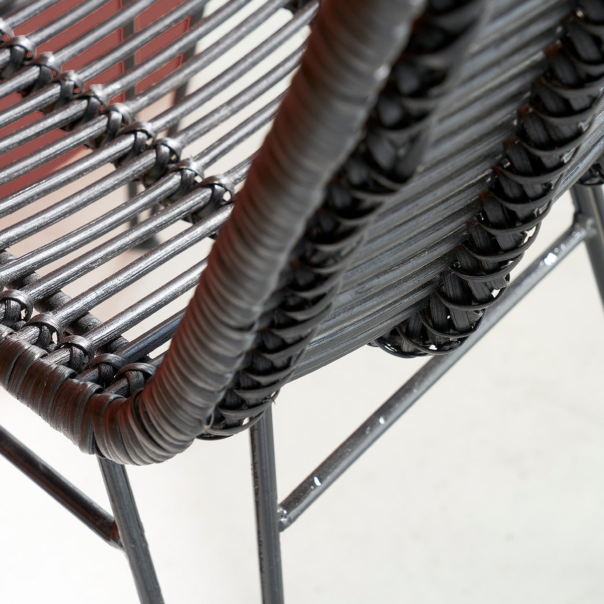 1072B-lot_de_2_chaises_en_rotin_et_metal_noires-03.jpg