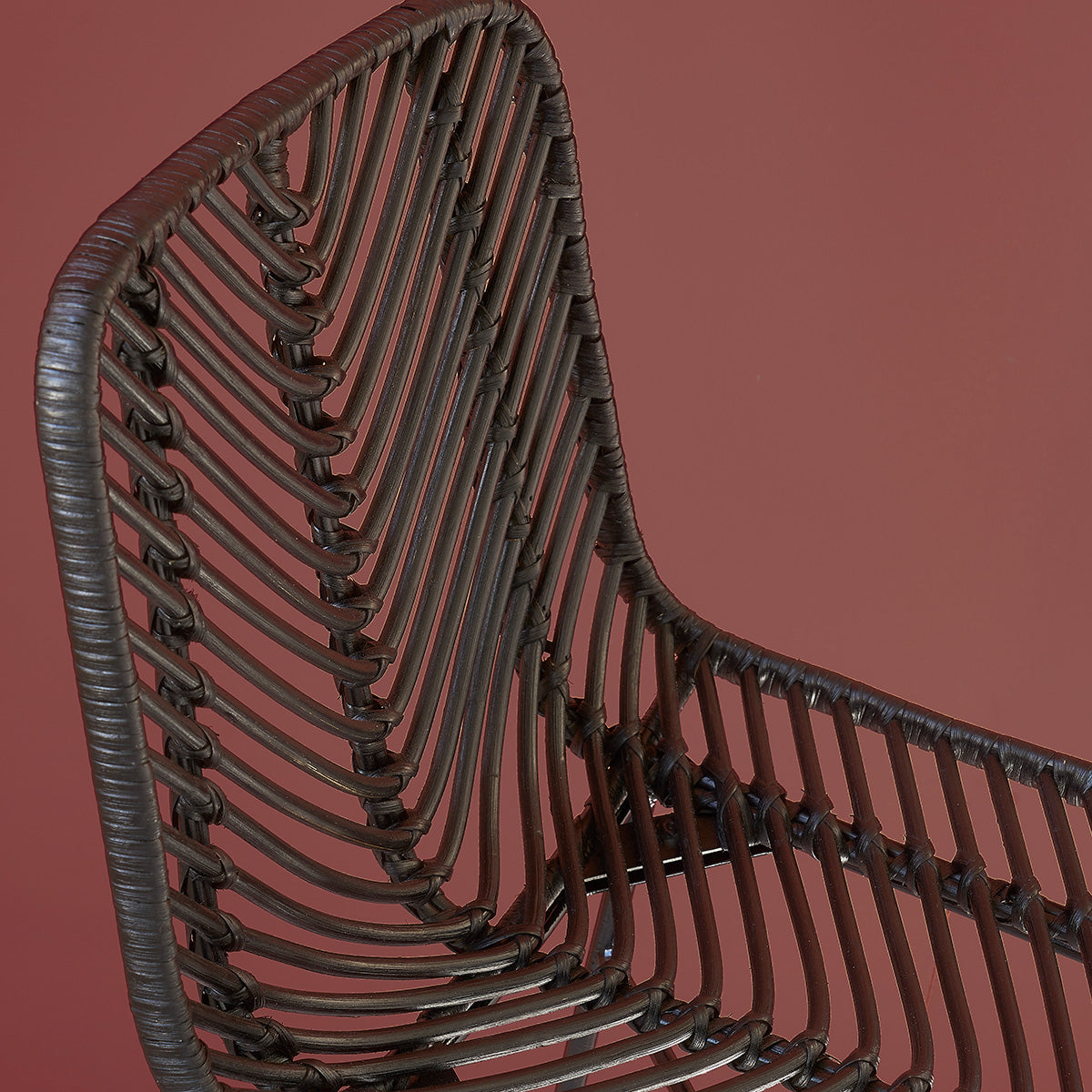1073-tabouret_de_bar_en_rotin_et_metal_noir-05.jpg
