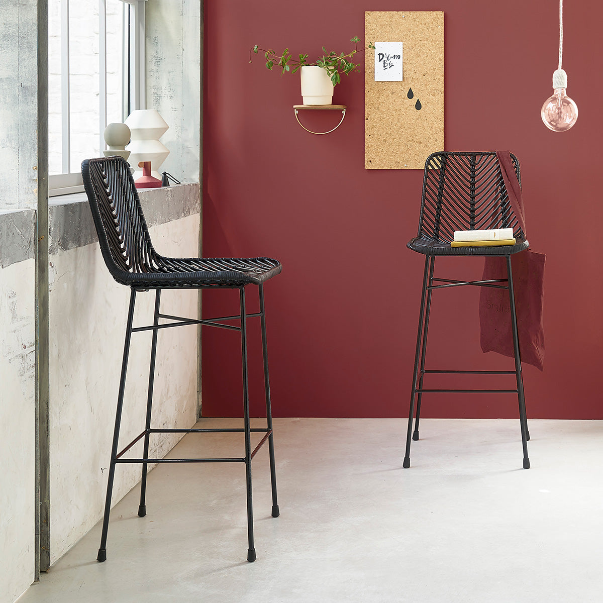1073B-lot_de_2_tabourets_de_bar_en_rotin_et_metal_noirs-01.jpg