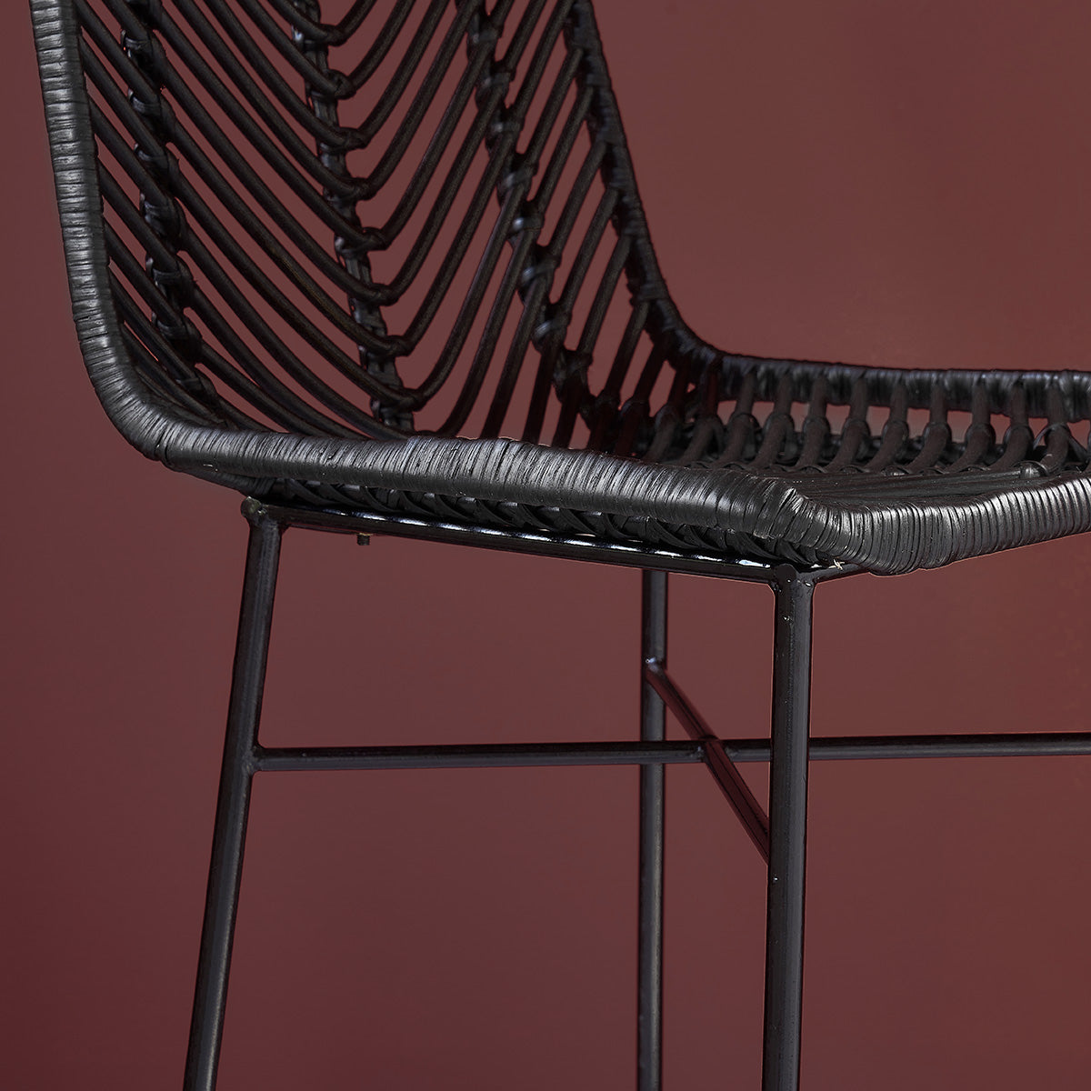 1073B-lot_de_2_tabourets_de_bar_en_rotin_et_metal_noirs-03.jpg