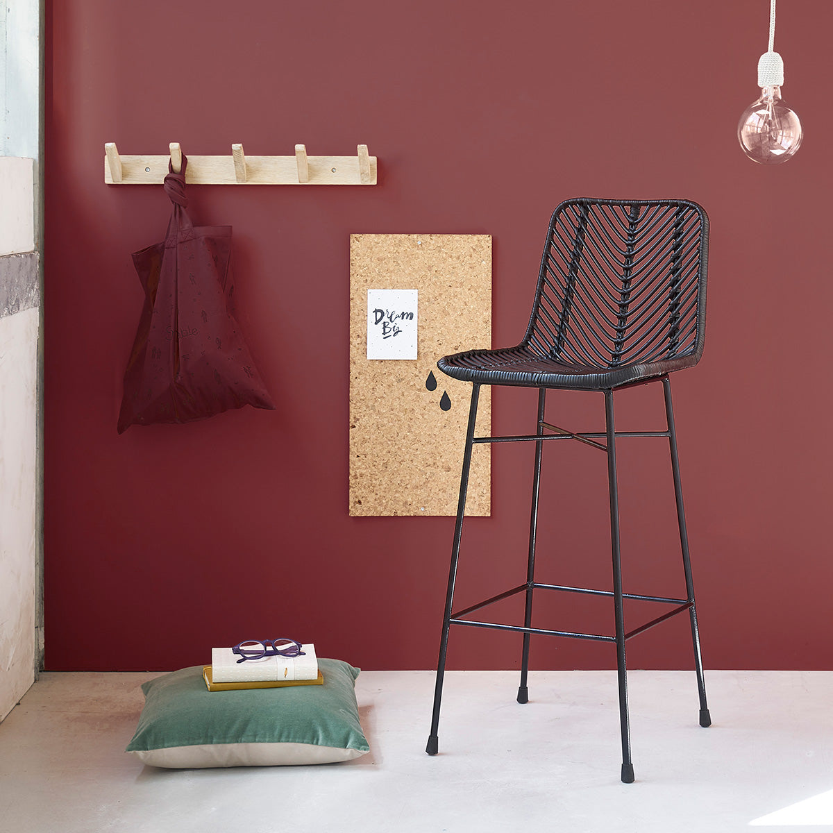1073B-lot_de_2_tabourets_de_bar_en_rotin_et_metal_noirs-05.jpg
