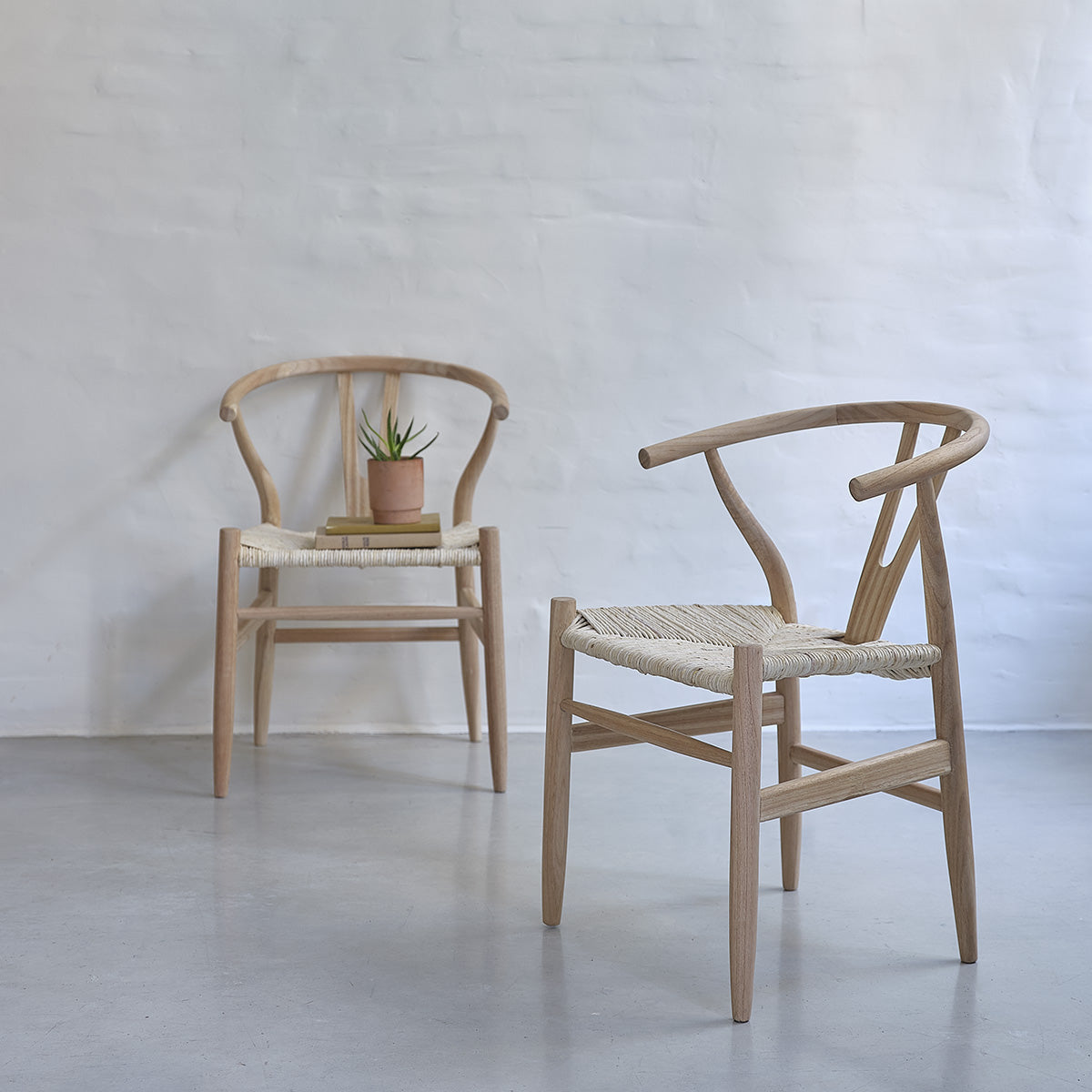 1077B-lot_de_2_chaises_en_mindi_massif_et_corde_naturelle-01.jpg