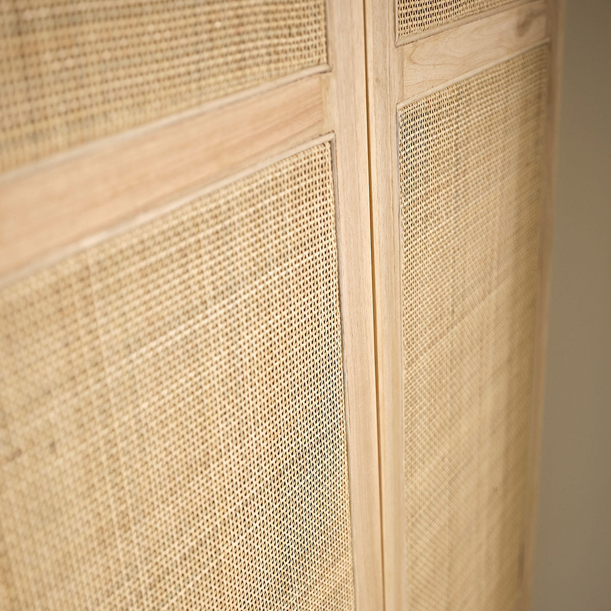 1317-armoire_en_mindi_massif_et_cannage_90_cm-06.jpg