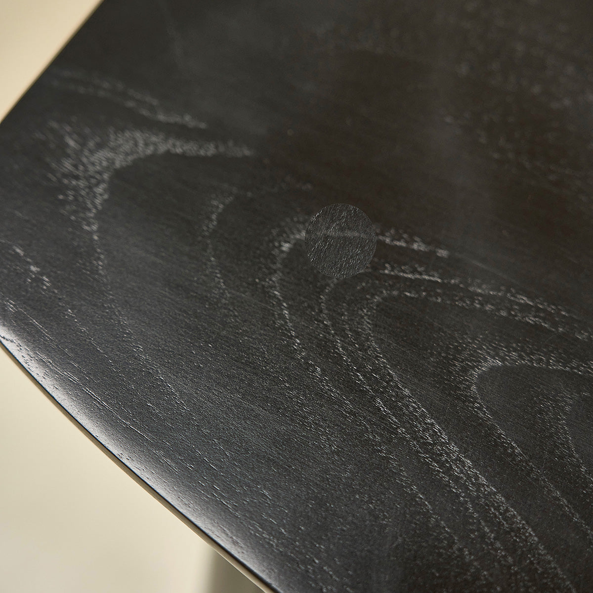 1814B-lot_de_2_tabourets_de_bar_en_teck_massif_noir_65_cm-05.jpg