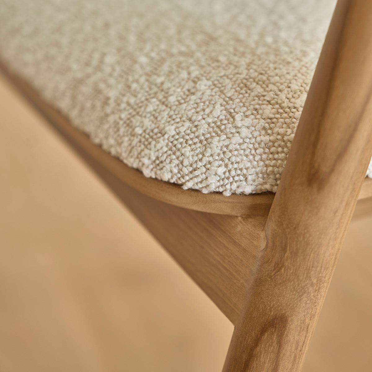 1822B-lot_de_2_chaises_en_teck_massif_assise_bouclette-07.jpg
