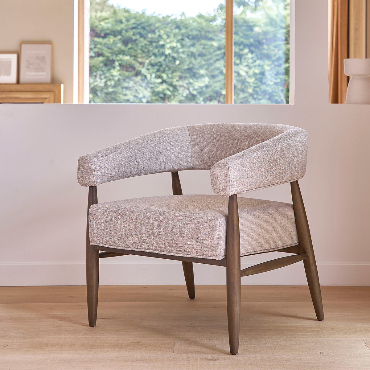 FAU0010-fauteuil_en_bois_massif_et_tissu_texture_beige_chine-01.jpg