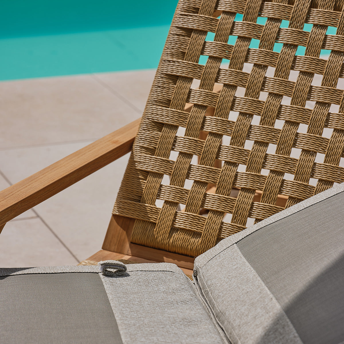 BSS0002-bain_de_soleil_inclinable_en_teck_massif_avec_coussins_gris_chine-06.jpg
