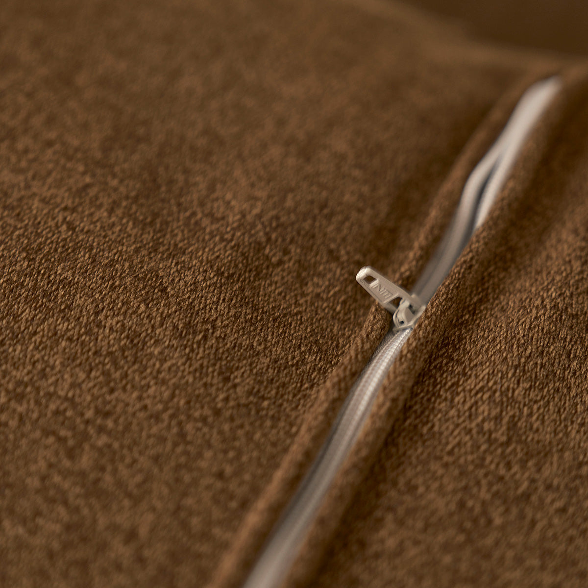 CAN0016-canape_droit_3_places_en_bois_massif_et_tissu_velours_bronze-07.jpg