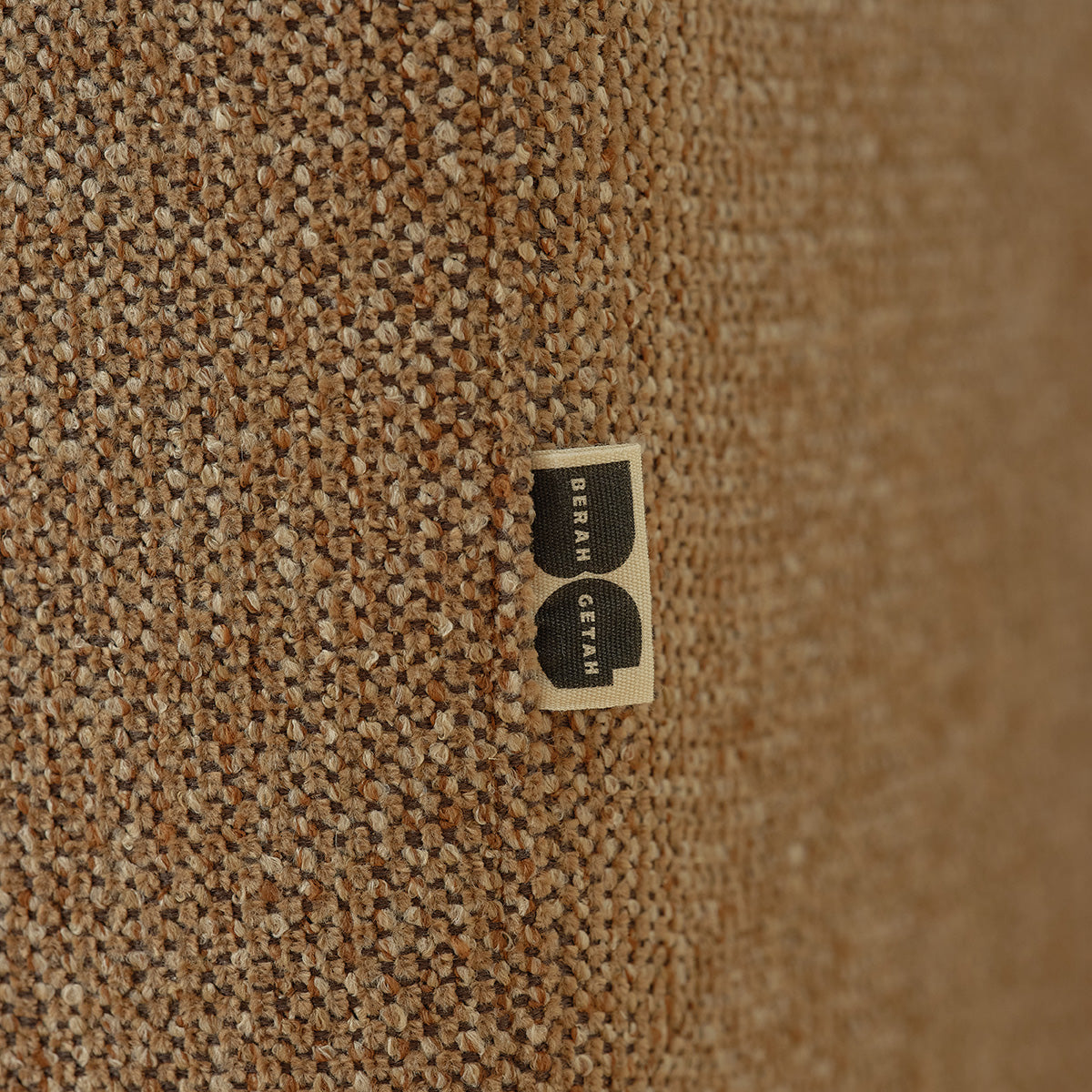 CAN0025-canape_droit_3_places_en_tissu_texture_marron_clair_chine-06.jpg