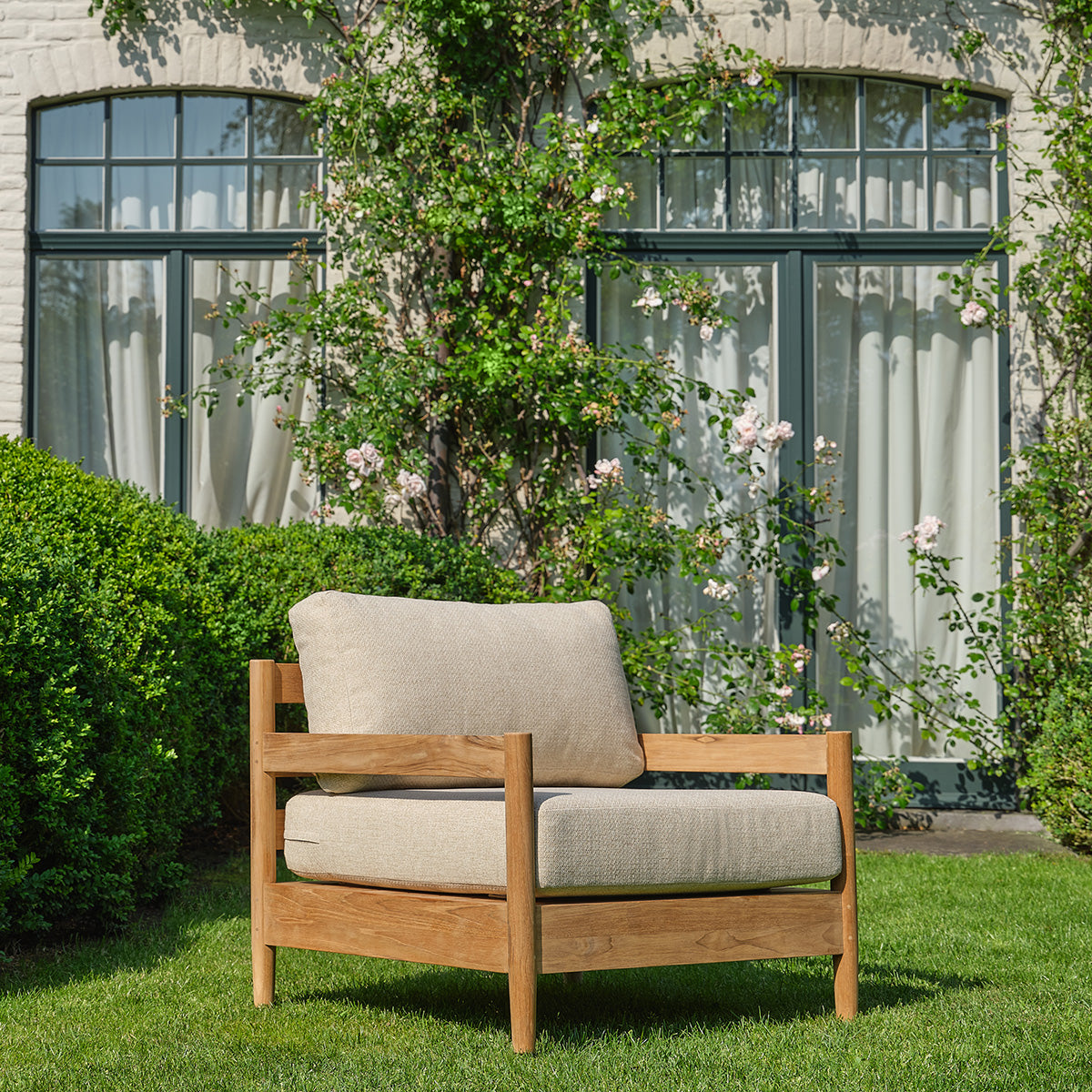 FDJ0009-fauteuil_de_jardin_bas_en_teck_massif_avec_coussins_beige_chine-01.jpg