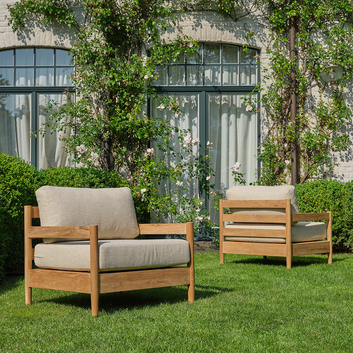 FDJ0009-fauteuil_de_jardin_bas_en_teck_massif_avec_coussins_beige_chine-04.jpg