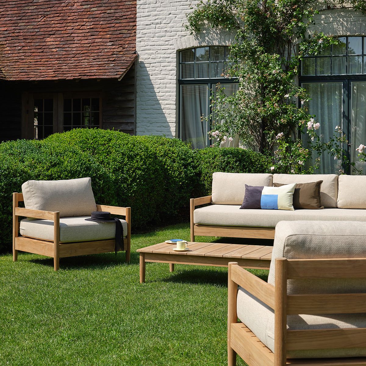 FDJ0009-fauteuil_de_jardin_bas_en_teck_massif_avec_coussins_beige_chine-05.jpg