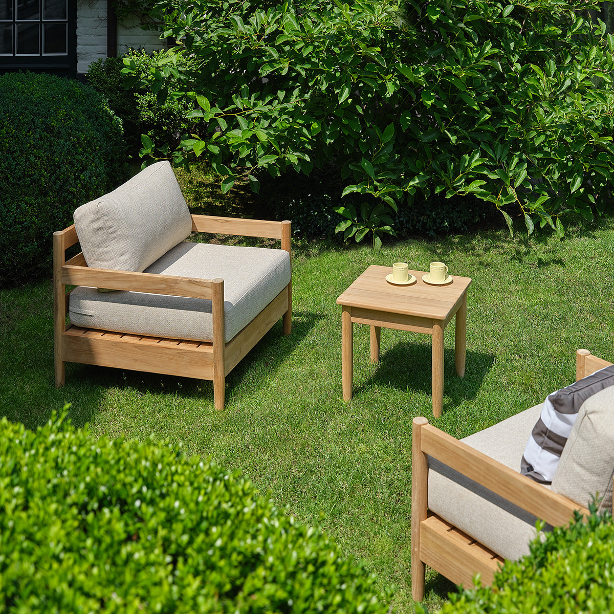 FDJ0009-fauteuil_de_jardin_bas_en_teck_massif_avec_coussins_beige_chine-07.jpg