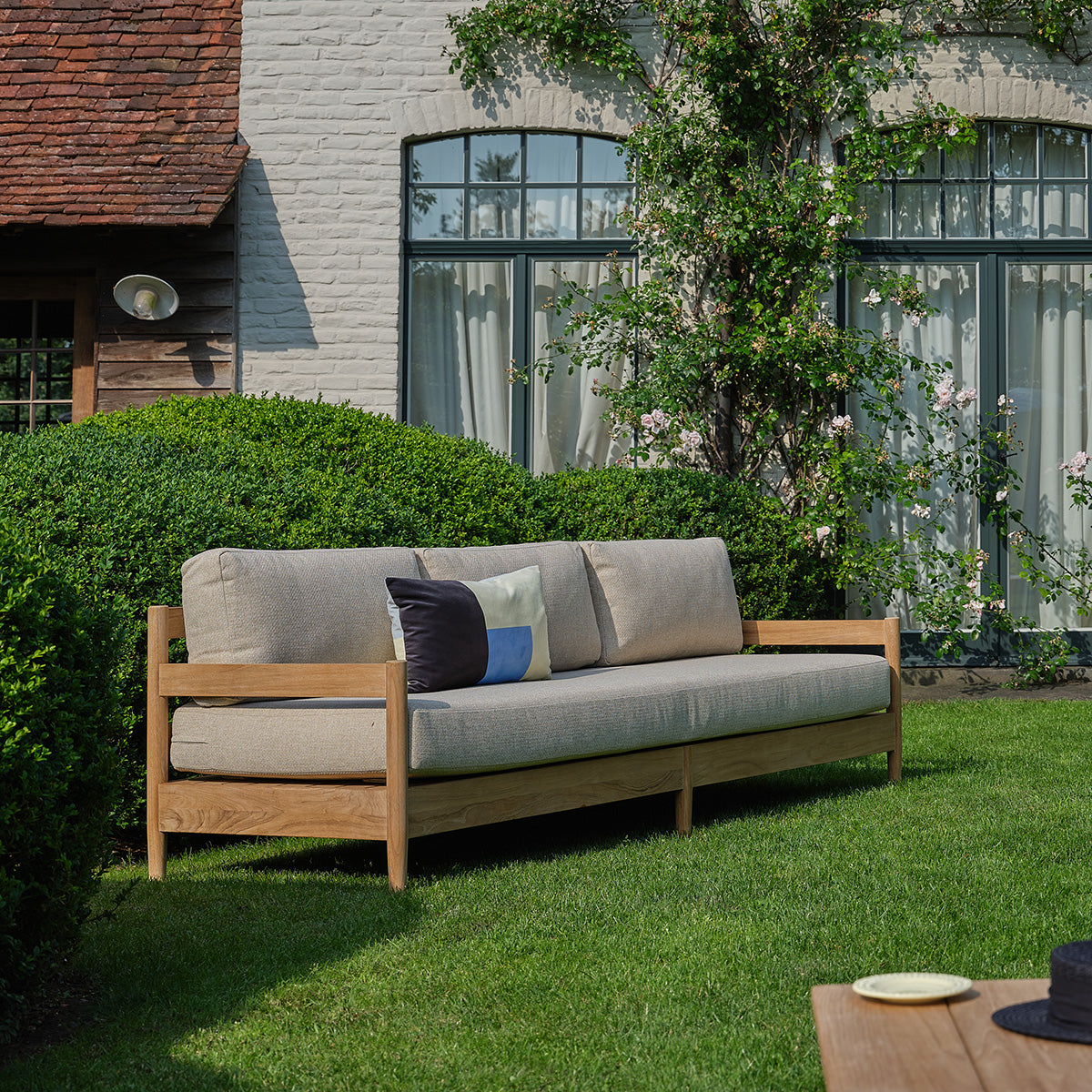SBJ0003-salon_de_jardin_bas_en_teck_massif_avec_coussins_beige_chine_5_pers-04.jpg