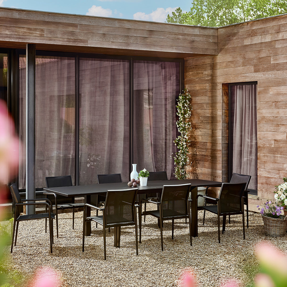 SDJ0016-salon_de_jardin_en_aluminium_et_textilene_extensible_noir_6_10_pers-01.jpg