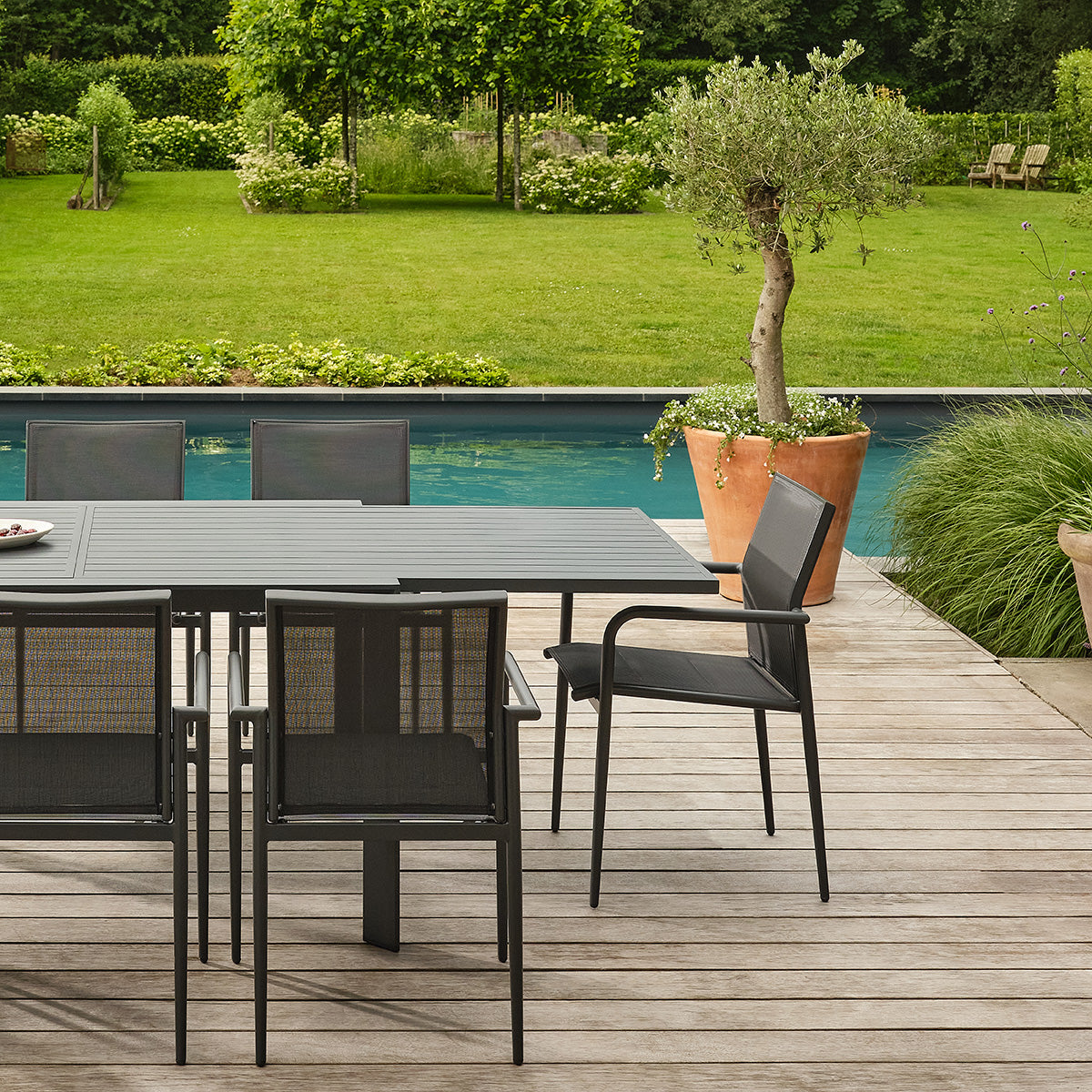 SDJ0017-salon_de_jardin_en_aluminium_et_textilene_extensible_gris_6_10_pers-04.jpg