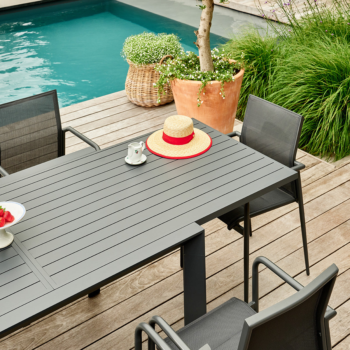 SDJ0017-salon_de_jardin_en_aluminium_et_textilene_extensible_gris_6_10_pers-05.jpg