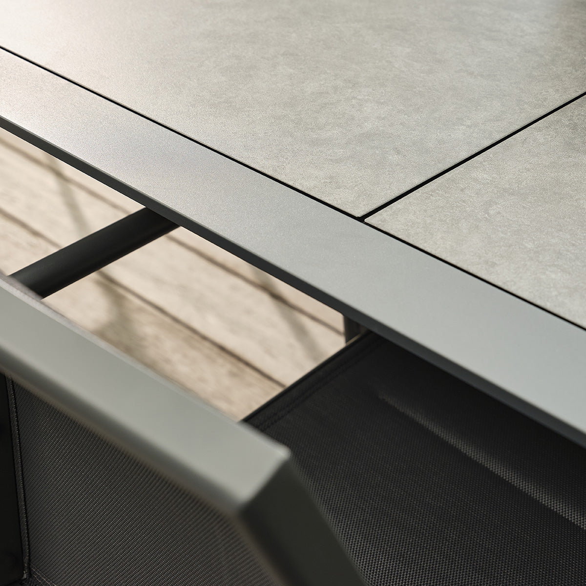SDJ0018-salon_de_jardin_en_aluminium_verre_et_textilene_gris_6_10_pers-06.jpg