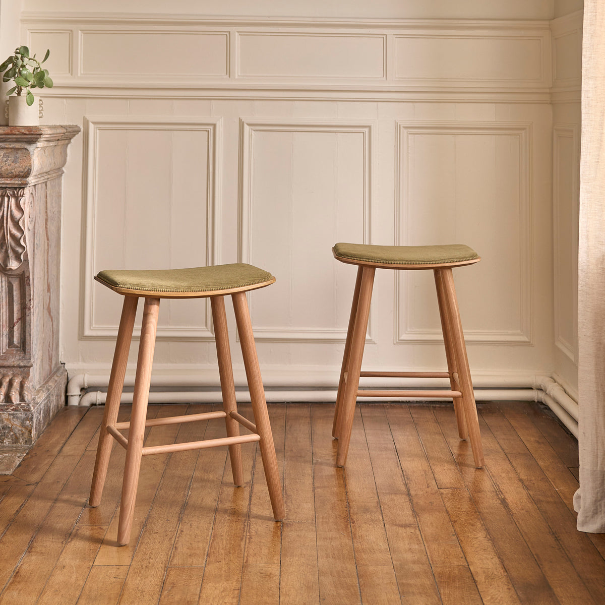 TCB0005-tabouret_de_bar_en_teck_massif_assise_velours_cotele_65_cm-04.jpg