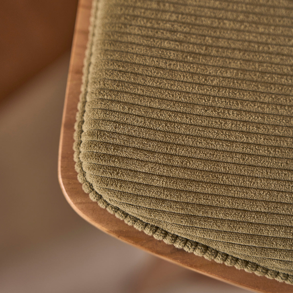 TCB0006-lot_de_2_tabourets_de_bar_en_teck_massif_assise_velours_cotele_65_cm-06.jpg