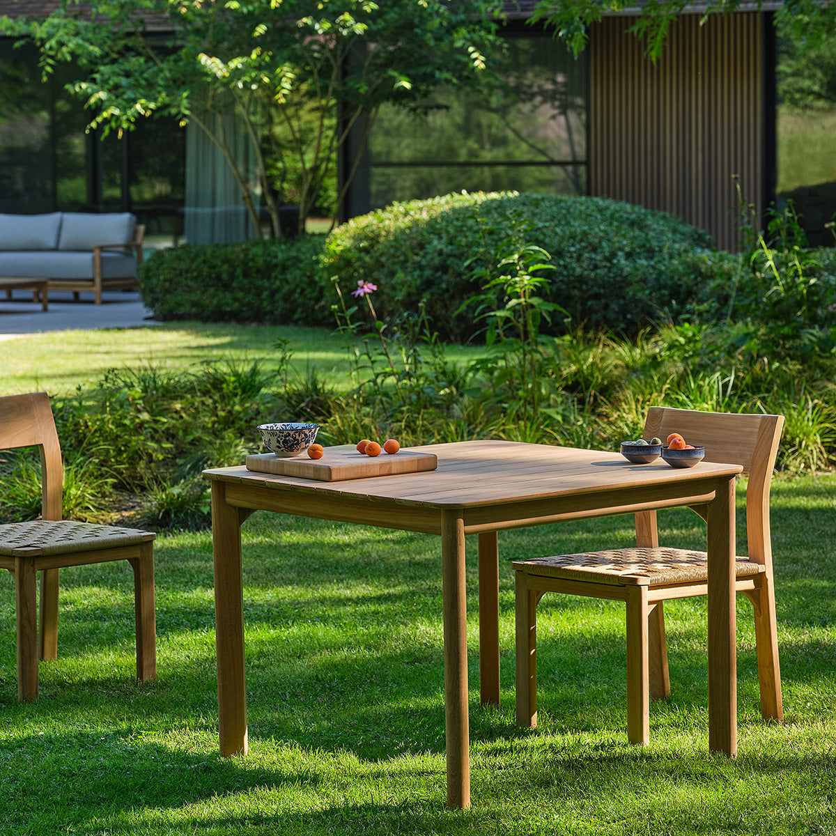 Quadratischer Gartentisch aus massivem Premium-Teakholz für 4 Personen