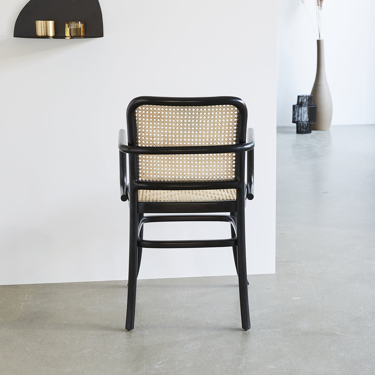 1211B-lot_de_2_chaises_avec_accoudoirs_en_acajou_massif_et_cannage-04.jpg