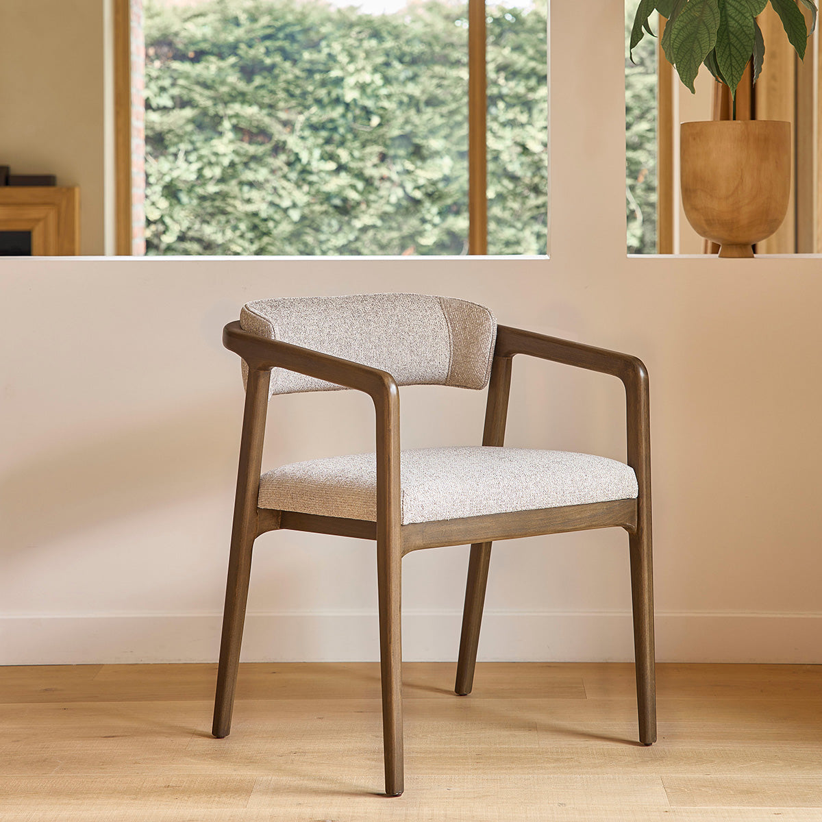 CHA0015-lot_de_2_chaises_en_bois_massif_et_tissu_texture_beige_chine-03.jpg