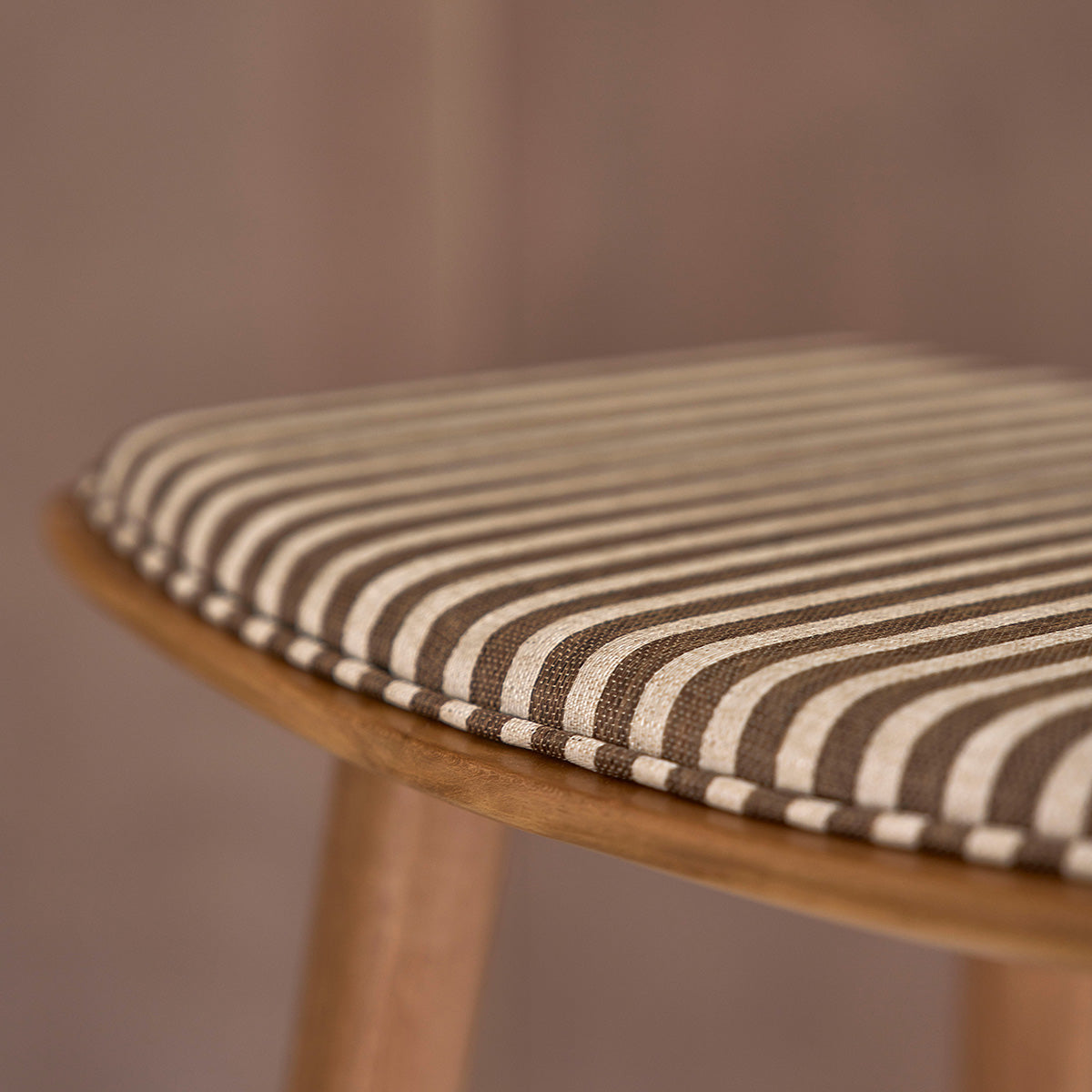 TCB0020-lot_de_2_tabourets_de_bar_en_teck_massif_et_assise_a_rayures_65_cm-05.jpg