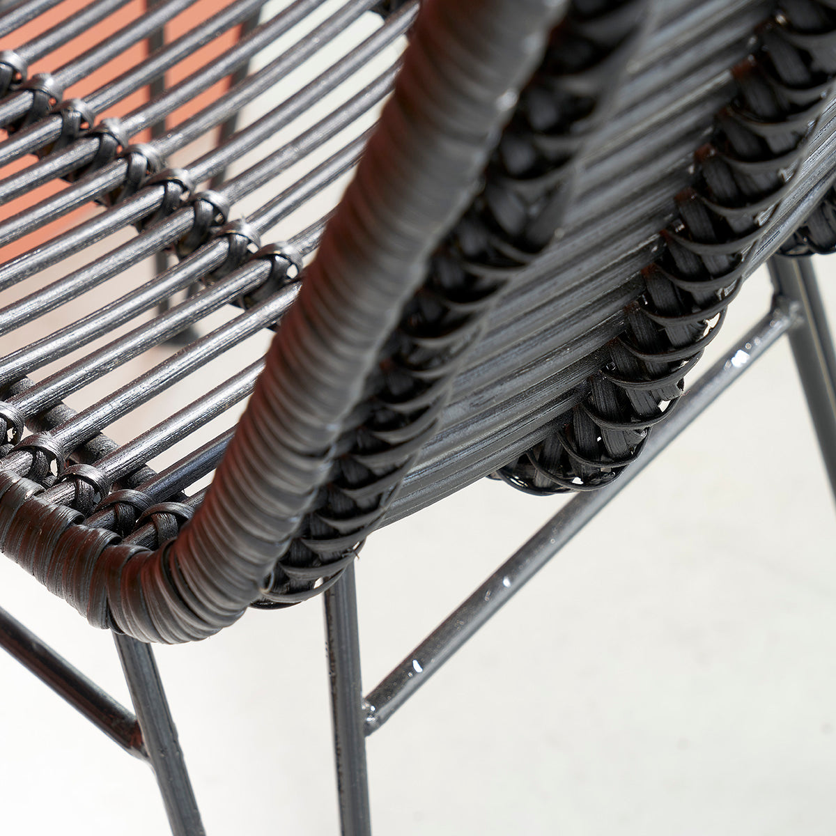 1072-chaise_en_rotin_et_metal_noire-04.jpg