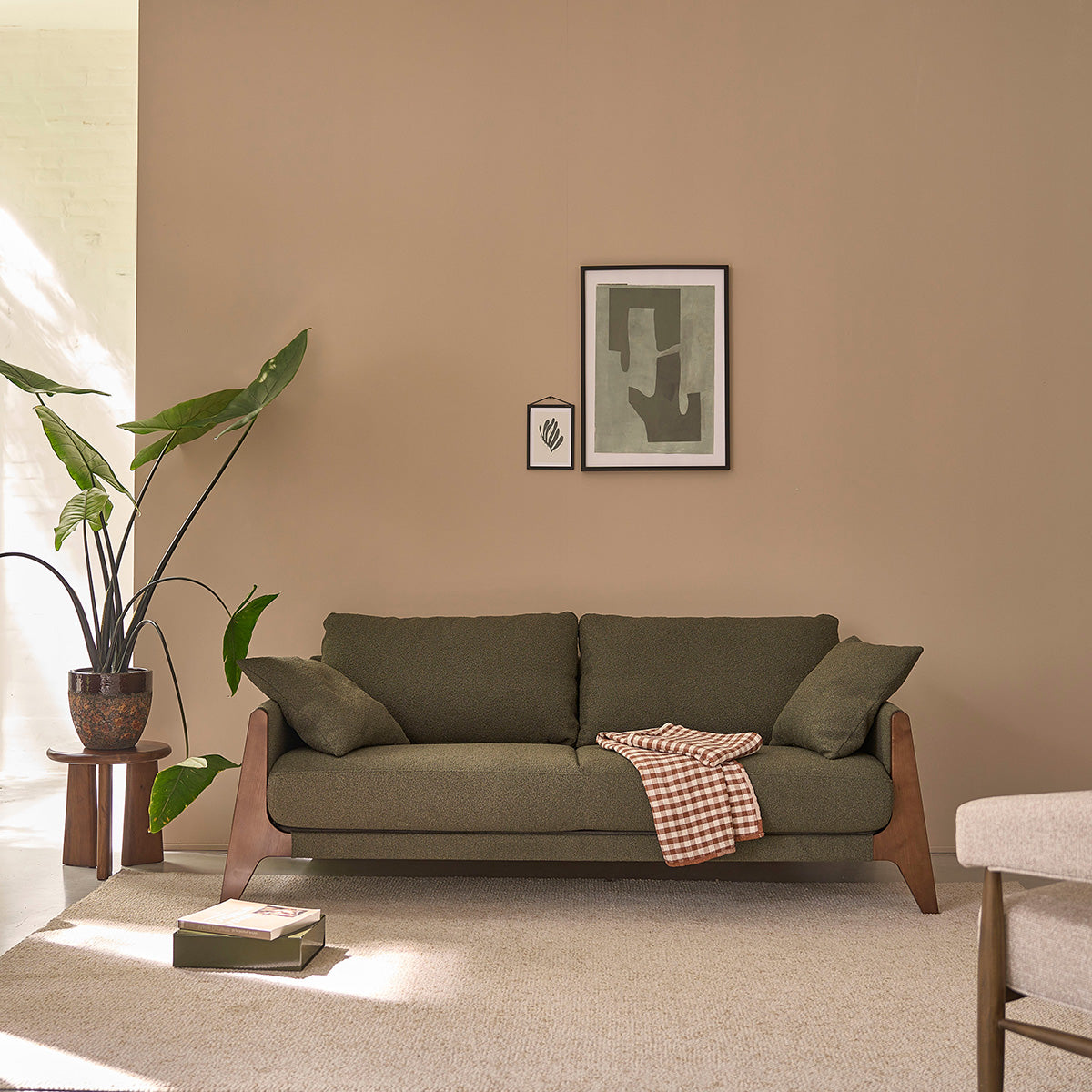 Une touche de couleur dans l'intérieur : le canapé comme pièce maîtresse du salon