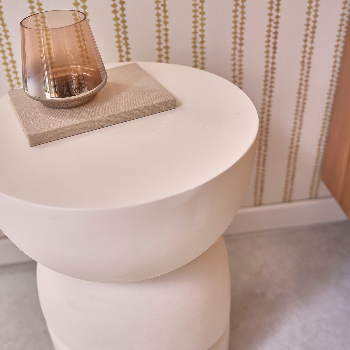 ORION - Table d'appoint en manguier massif effet béton