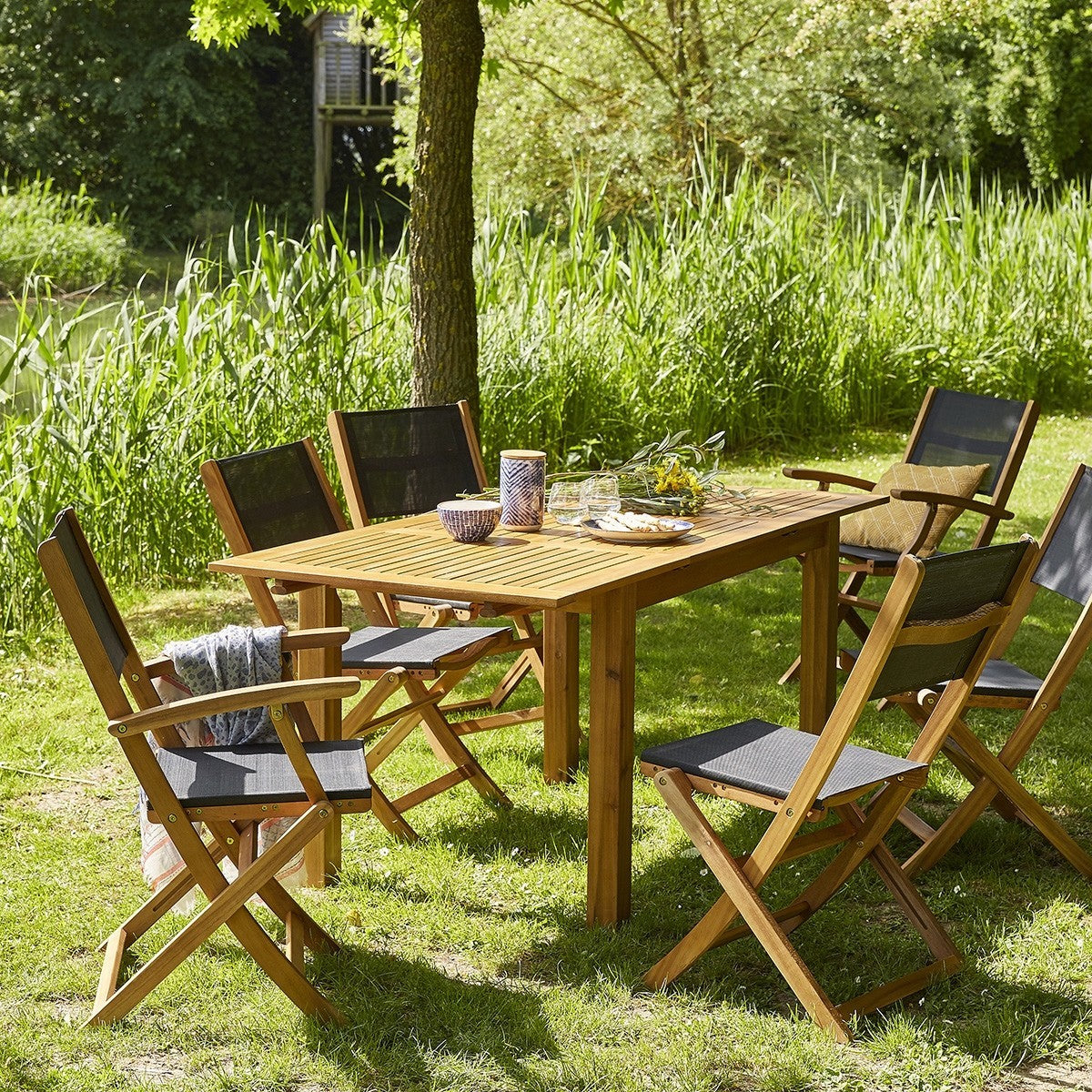 HANOÏ - Gartensessel aus massivem  Akazienholz und schwarzem Textilene