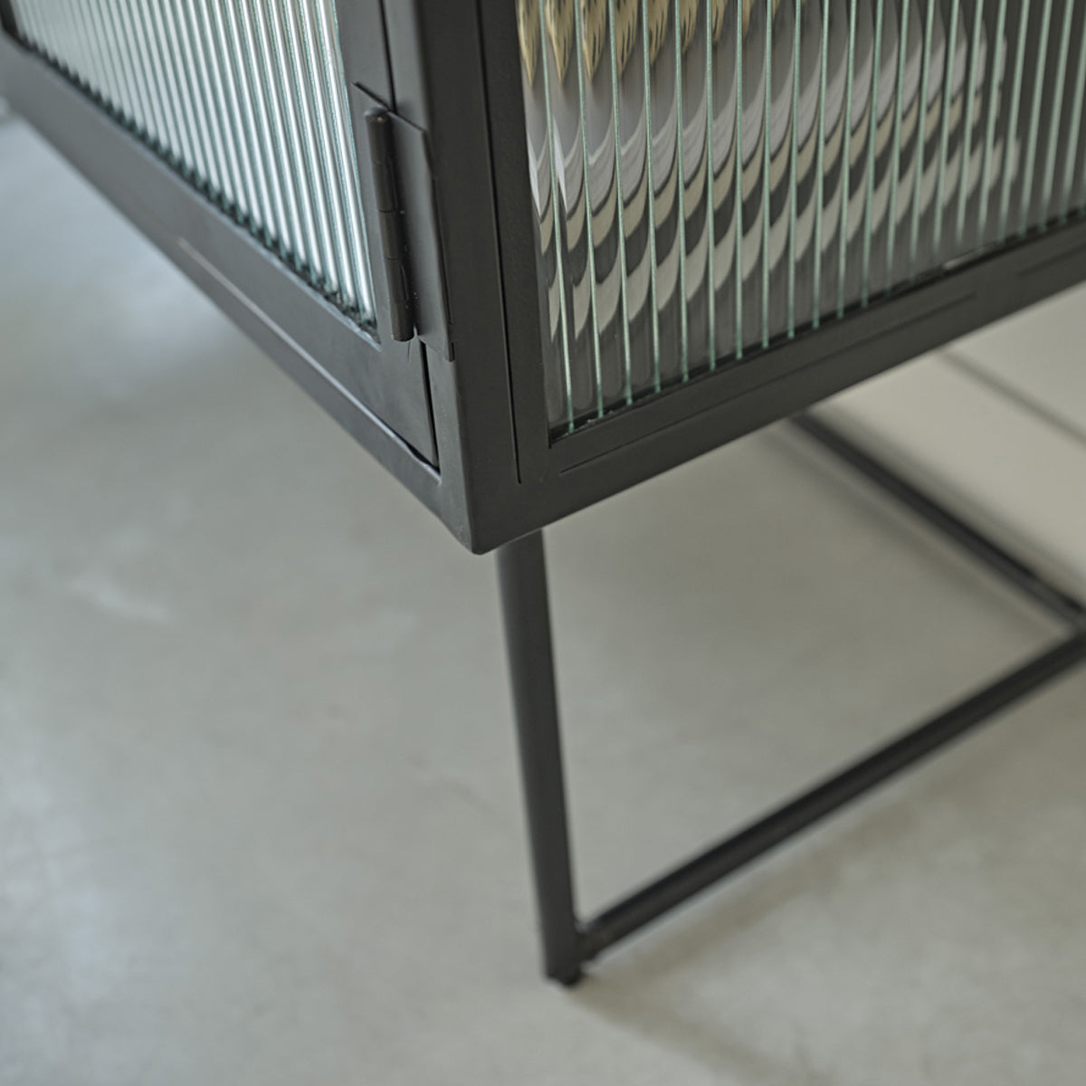 OCTAV - Buffet aus Metall und Wellglas 120 cm