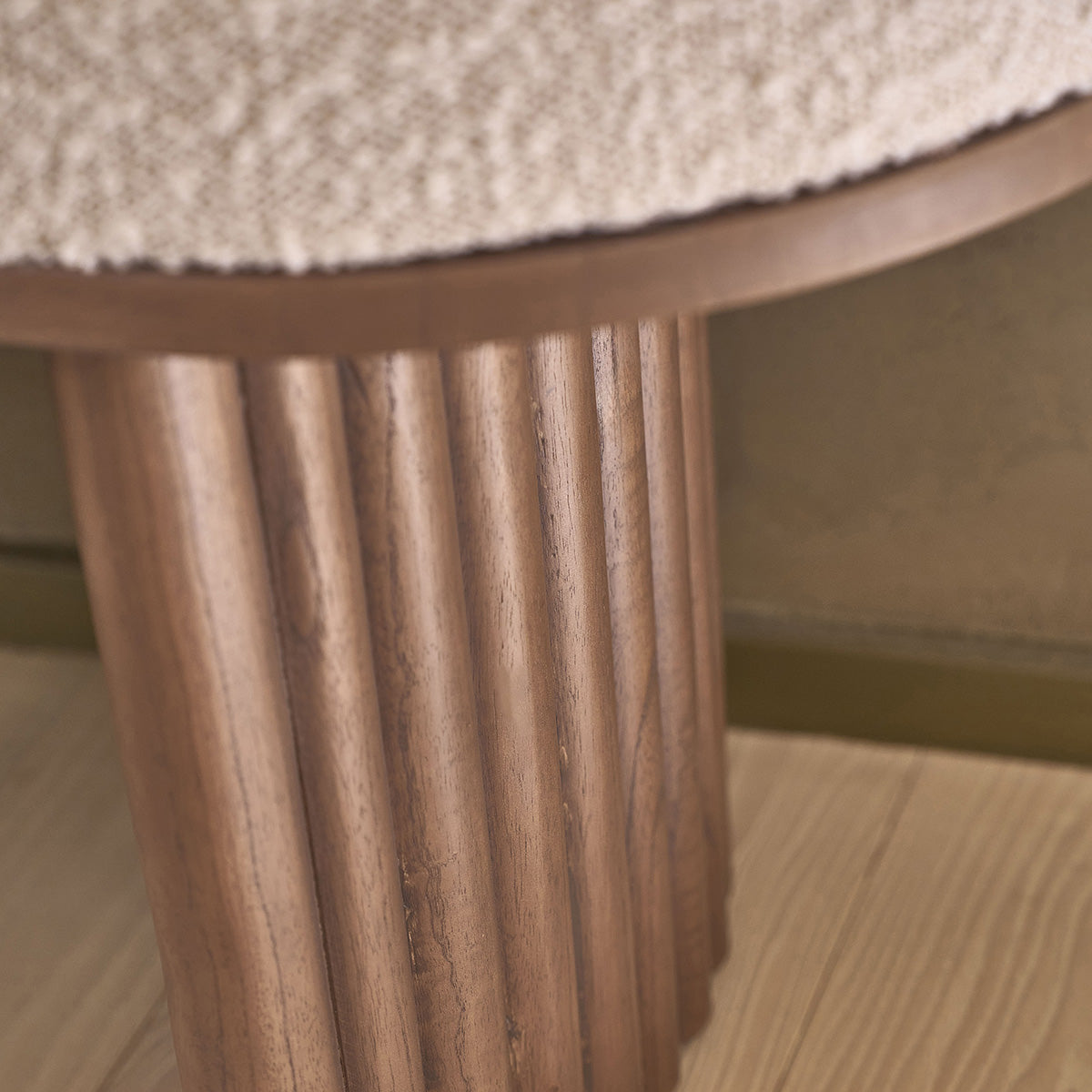 MARLOW - Panca in mindi massello finitura in noce e tessuto bouclé 120 cm