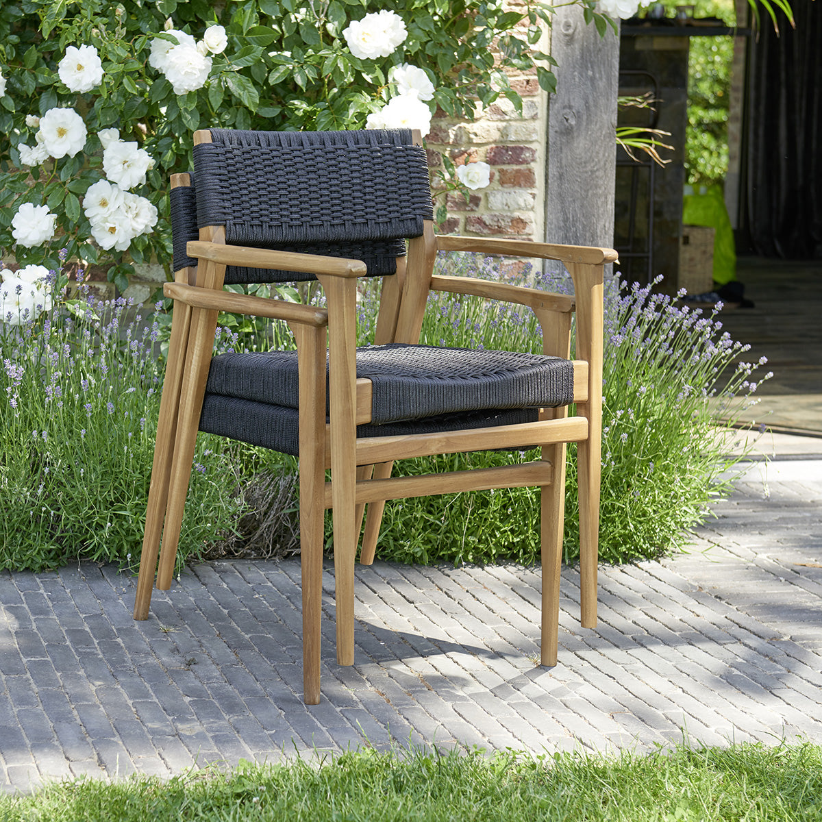 ESTHER - Ausziehbare Gartenmöbel aus massivem recyceltem Teakholz in Schwarz für 8/10 Pers.