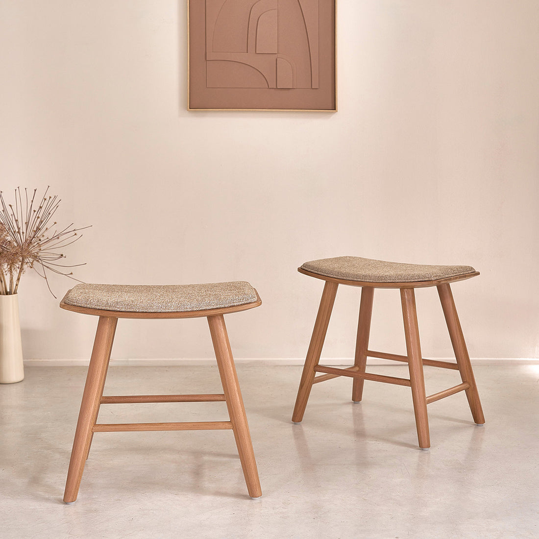 AMBRE - Lot de 2 tabourets de bar en teck massif et velours grège 45 cm