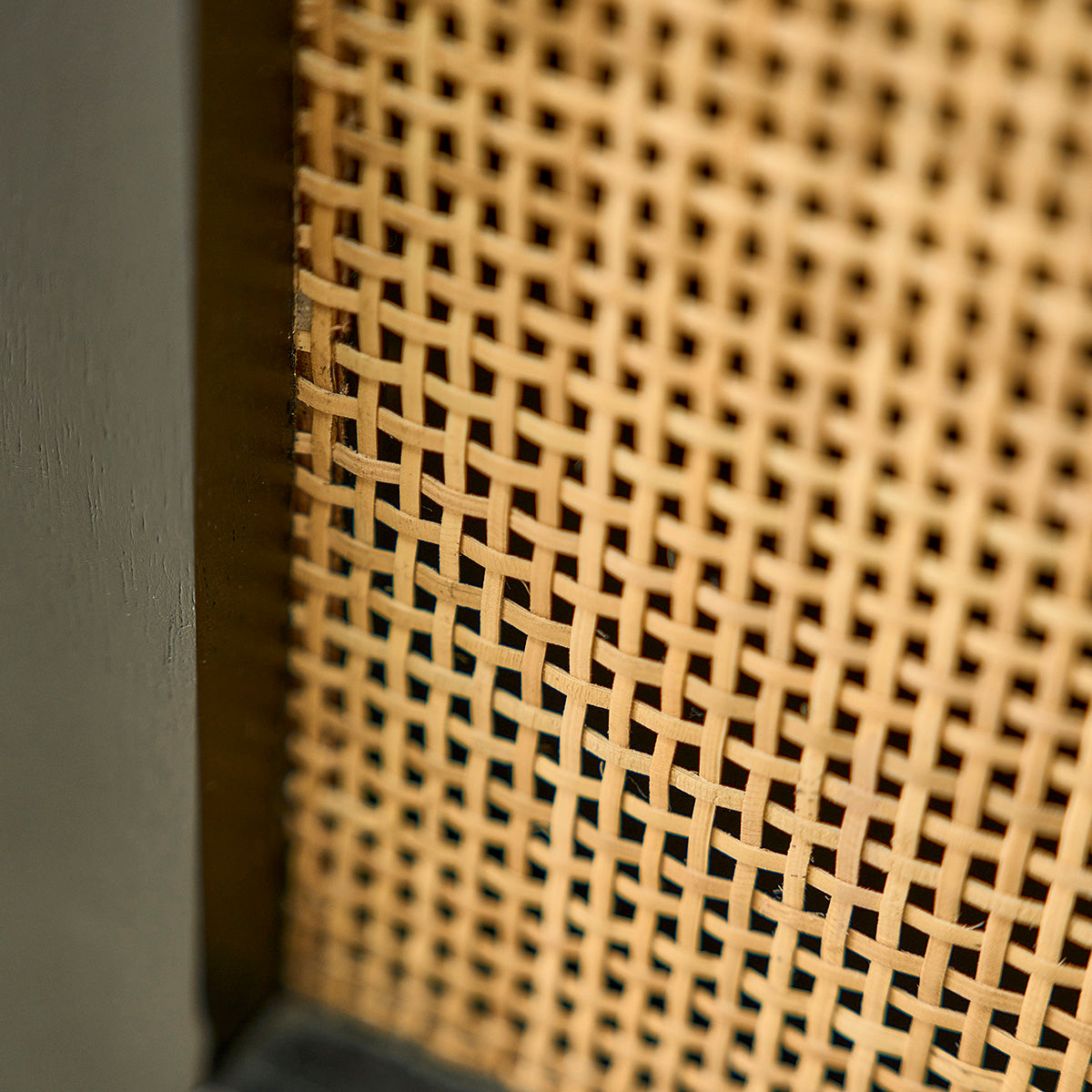 BLAISE - TV-Möbel aus massivem Mangoholz, schwarz und Rohrgeflecht 120 cm