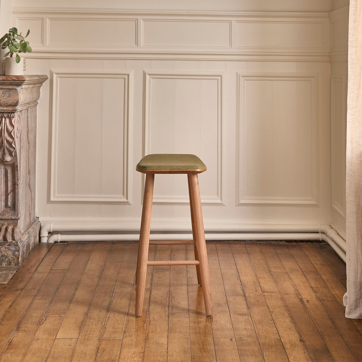 AMBRE - Tabouret de bar en teck massif assise velours cotelé 65 cm