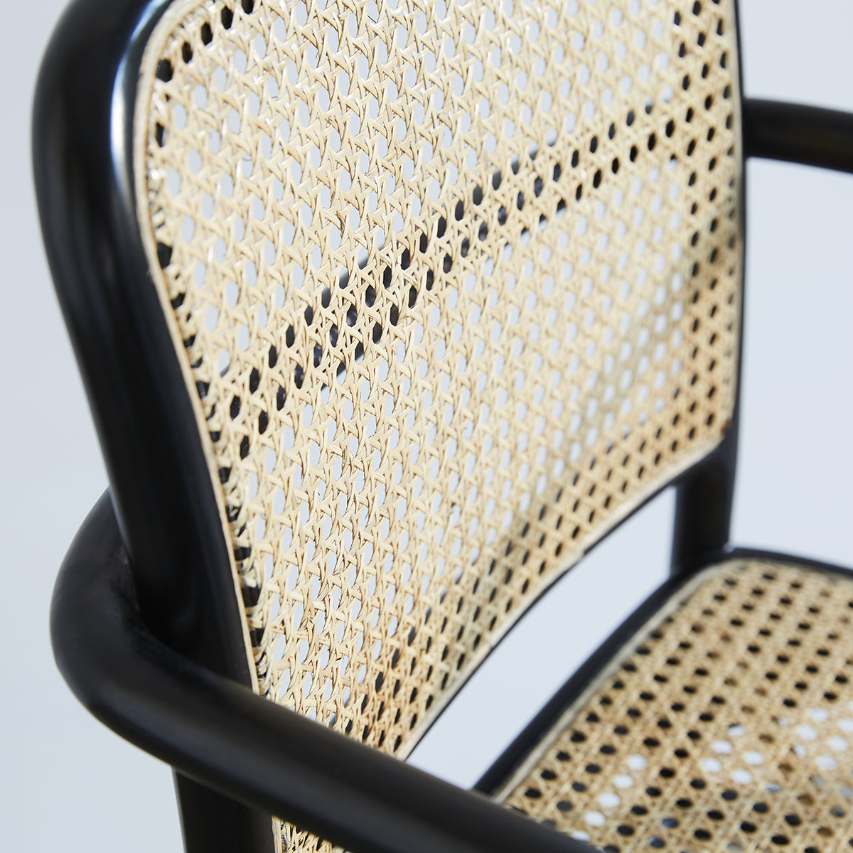 ARON - Lot de 2 chaises avec accoudoirs en acajou massif et cannage