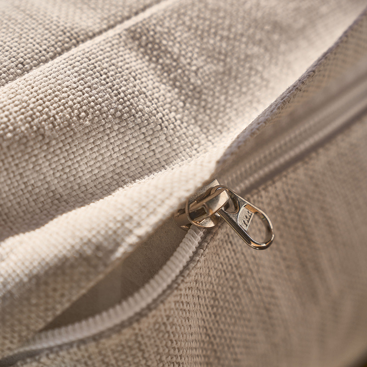 MAORA - Fauteuil de jardin en teck massif avec coussins