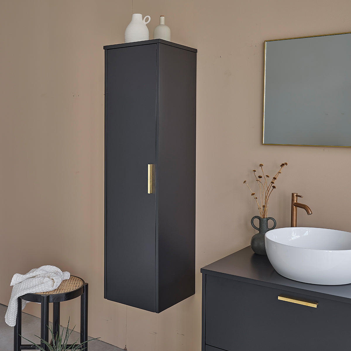LUNA - schwarze Badezimmersäule aus Akazienholz 130 cm