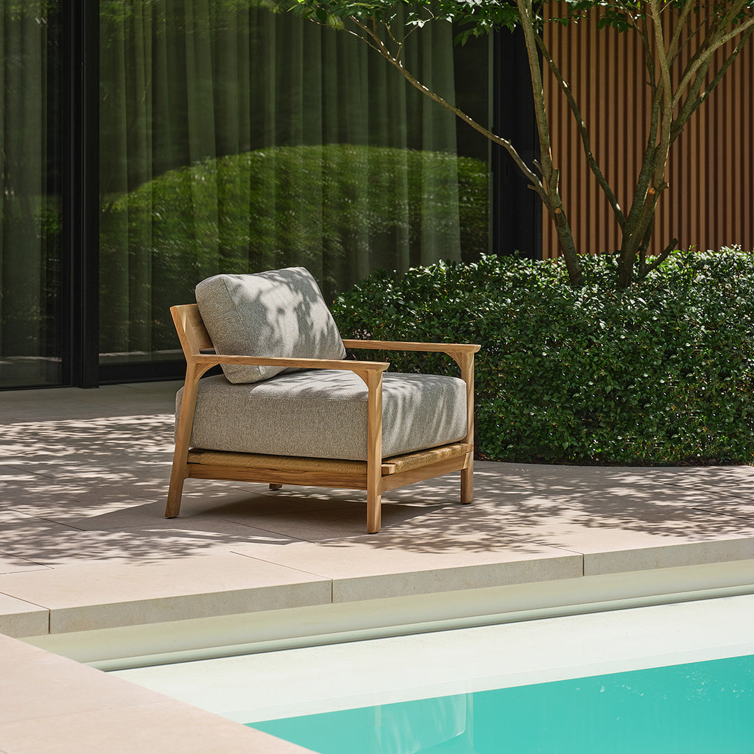 PIANA - Fauteuil de jardin en teck massif avec coussins gris chiné