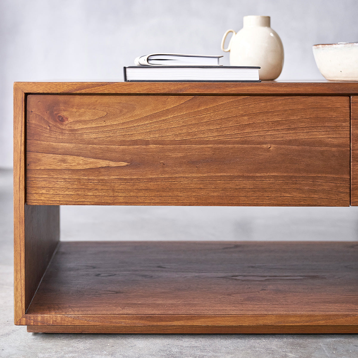 MILO - Couchtisch aus massivem Mindiholz mit Nussbaum-Oberfläche 120 cm