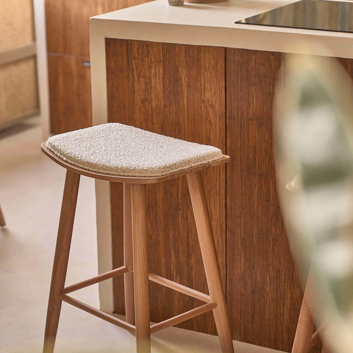 AMBRE - Sgabello in teak massello con seduta bouclé 75 cm