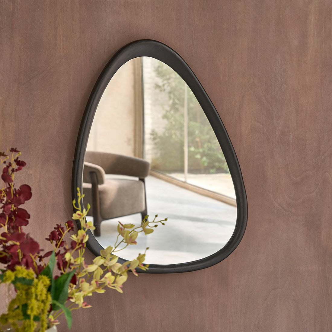 THELMA - Organischer Spiegel aus schwarzem Mindi-Holz, 75 x 60 cm