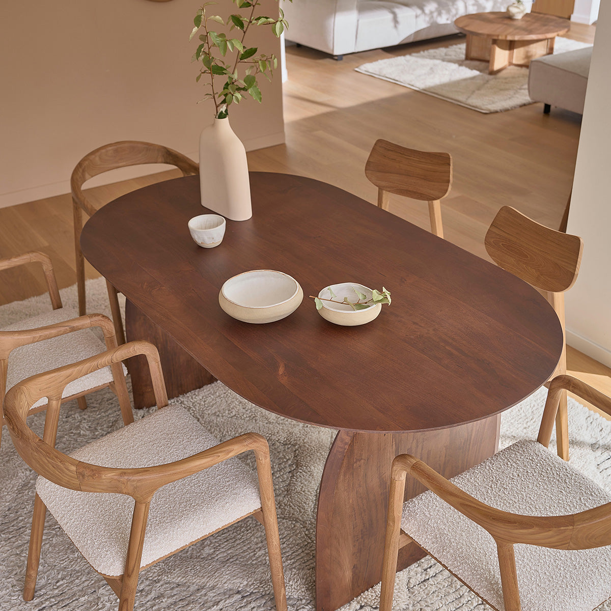 OCTAVIE - Tisch aus massivem Mangoholz mit Nussbaum-Oberfläche für 6/8 Pers.