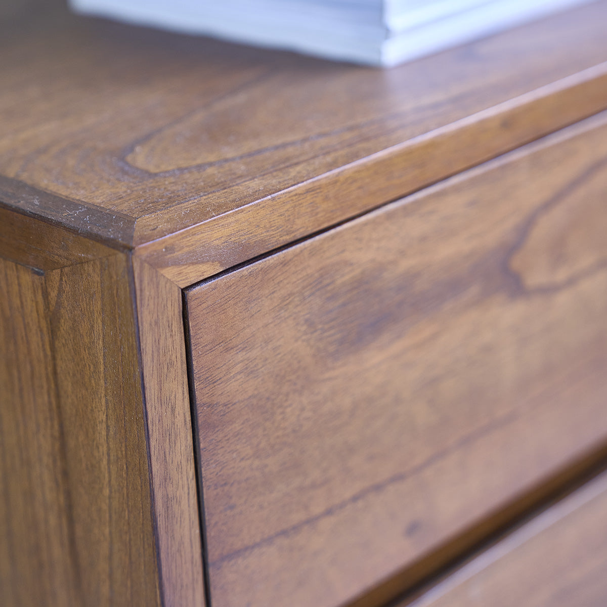 MILO - TV-Schrank aus massivem Mindi-Holz, Walnuss-Finish 140 cm