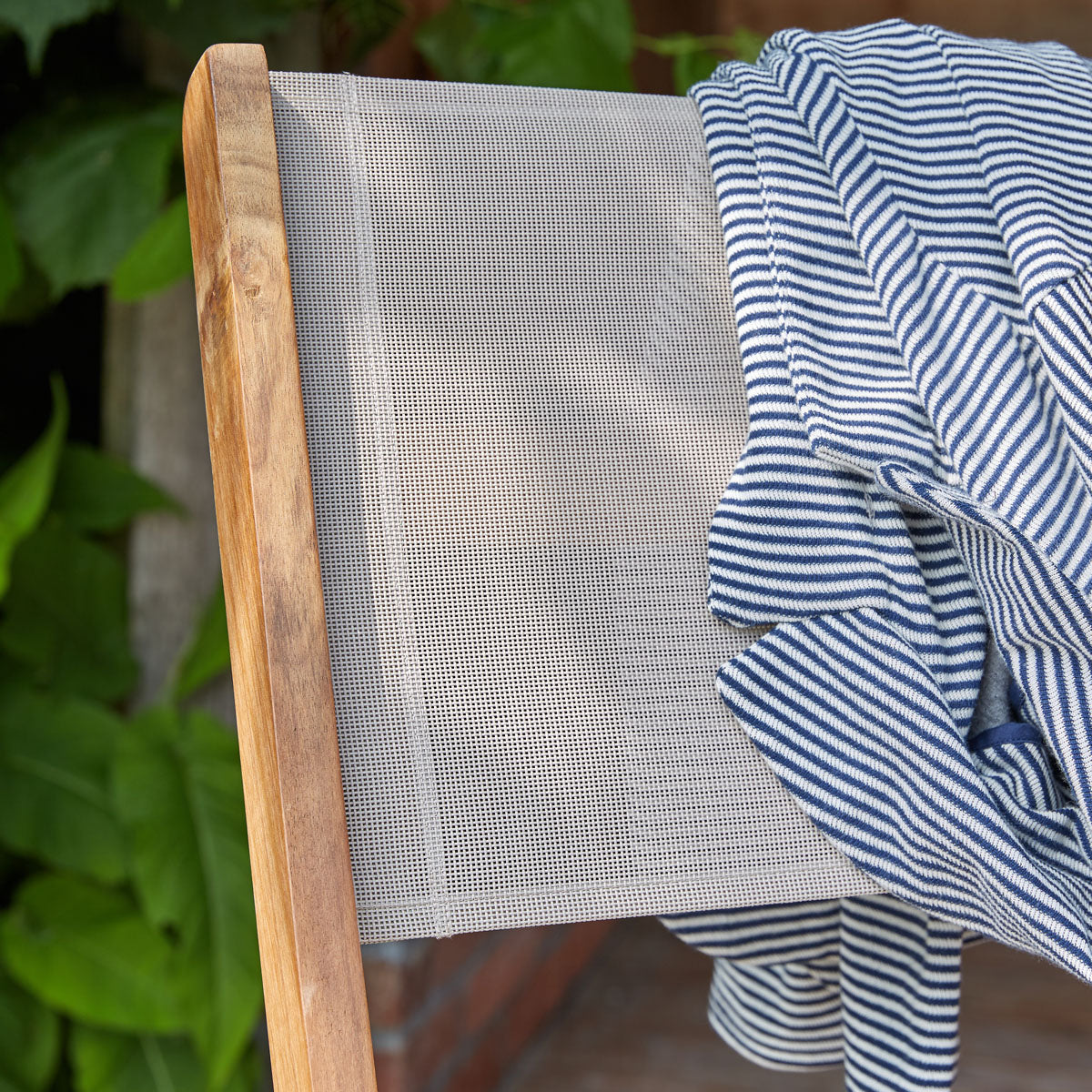 HANOÏ - Gartenstuhl aus massivem Akazienholz und grauem Textilene